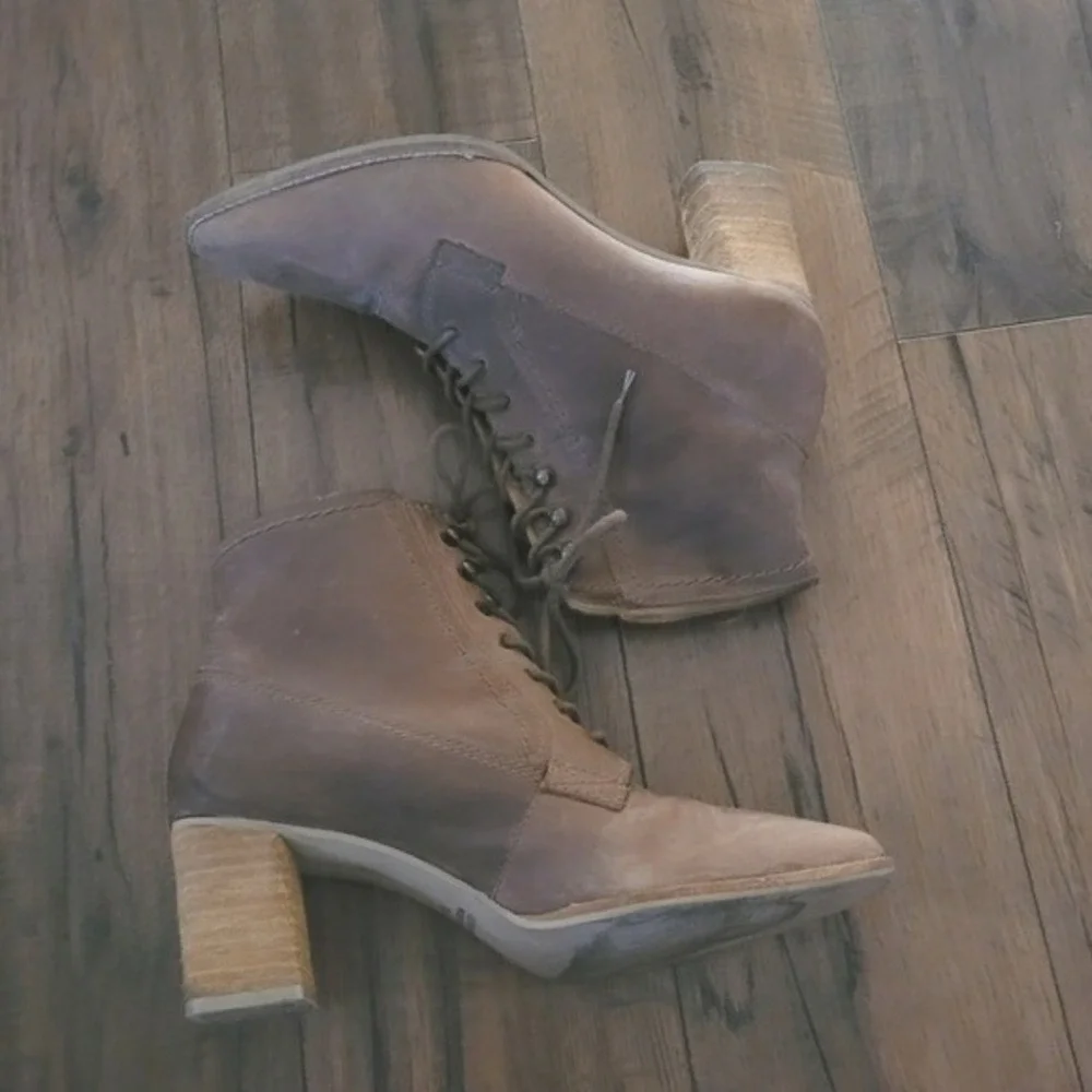 Euro Club 80s Brown Leather Lace Up Ankle Boots Pointed Toe Block Heel 7.5B